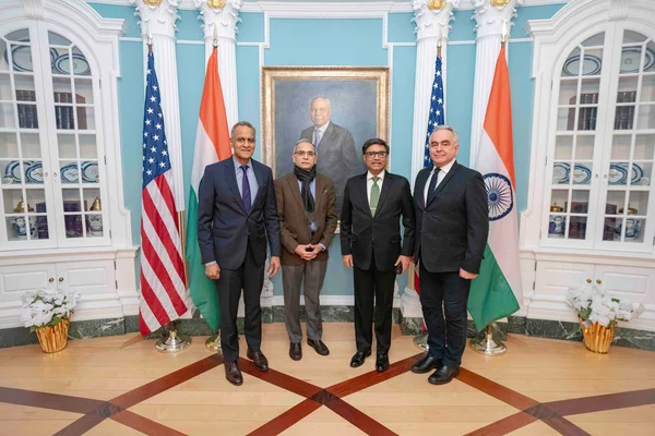 Vikram Misri rencontrant les sous-secrétaires d'État américains Campbell et Verma au département d'État américain.