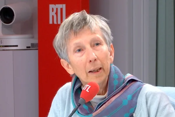 Elisabeth Borrel s'exprimant au micro de la radio RTL.