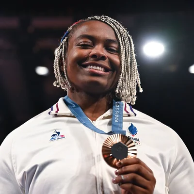 Romane Dicko posant avec sa médaille lors des championnats du monde de judo.