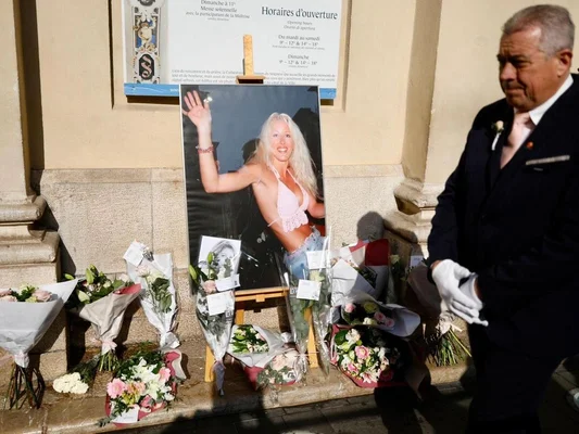 « Tu resteras ma miette » : l'émouvant hommage de la mère de Loana à sa fille pendant ses obsèques à Nice