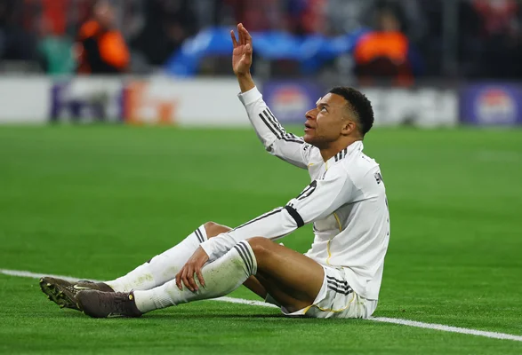 Un joueur en tenue blanche lors de la rencontre PSG-Bayern Munich.
