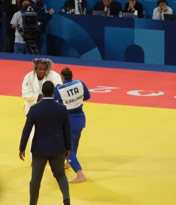 Romane Dicko face à Alice Bellandi lors de la demi-finale mixte par équipe aux JO de Paris 2024.