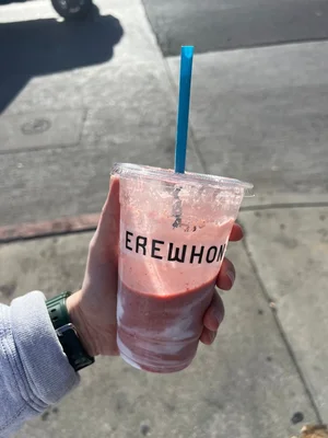 Le fameux smoothie rose d'Hailey Bieber dans son gobelet Erewhon, testé en extérieur