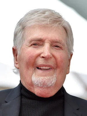 Le marionnettiste Sid Krofft souriant à la caméra.