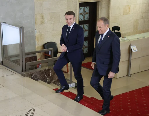 Emmanuel Macron et Donald Tusk officialisant un pacte sur le bouclier antimissile nucléaire français.