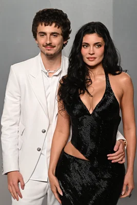 Kylie Jenner et Timothée Chalamet posant ensemble lors d'un événement.