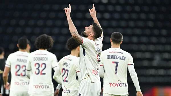 Les joueurs de Lille célébrant ensemble après avoir assuré l'essentiel lors d'un match de Ligue 1.