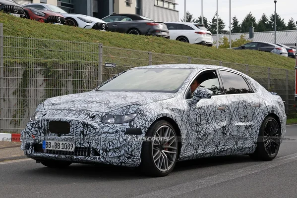 Prototype de la future Mercedes Classe C électrique repéré lors de tests.