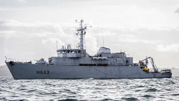 Un chasseur de mines tripartite de la Marine nationale naviguant en mer.