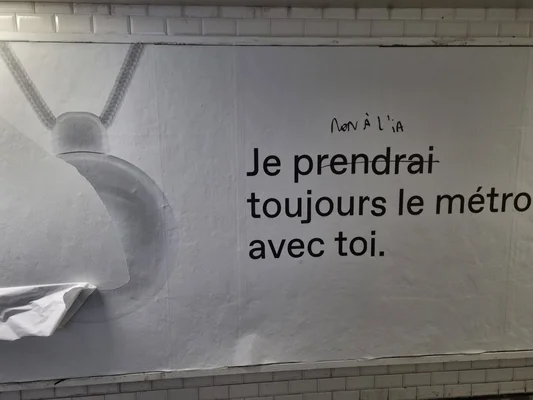 Affiche du métro taguée 'Non à l'IA' contre le pendentif Friend.
