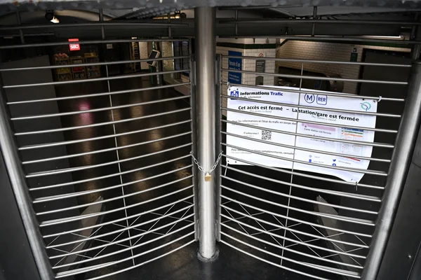 Accs la station bloqu par des portails ferms et un panneau de fermeture.