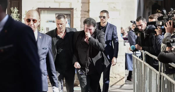 Obsèques de Loana : Éric Ciotti, Alexia Laroche-Joubert, Benjamin Castaldi réunis devant le cercueil rose de la star