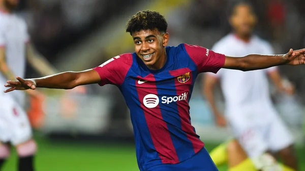 Lamine Yamal célébrant avec enthousiasme sous les couleurs du FC Barcelone.