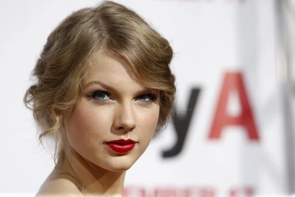 Gros plan de Taylor Swift arborant son emblématique rouge à lèvres rouge.
