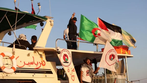 Citoyens irlandiens et militants à bord d'un navire intercepté de la flottille pour Gaza.