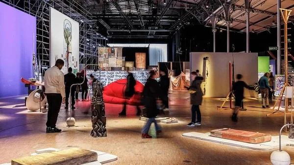 Une sculpture rouge mise en valeur parmi les œuvres de la jeune création lors de 100% L'EXPO à la Grande Halle de la Villette.