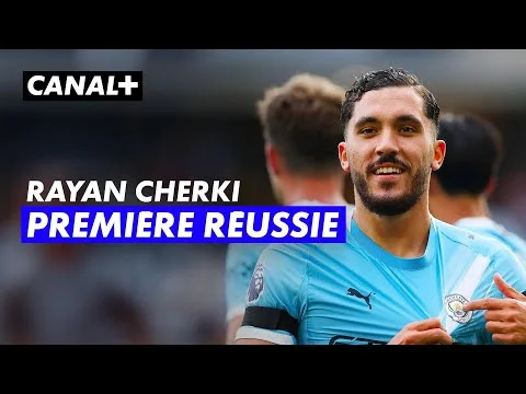 Rayan Cherki avec le brassard de capitaine montre son maillot Manchester City.