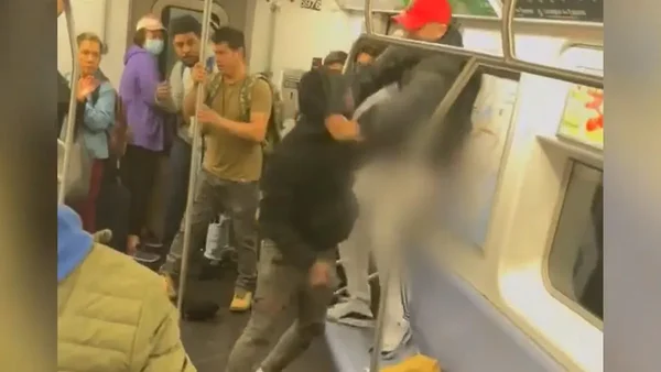 Vue de l'intérieur d'une rame de métro new-yorkaise bondée peu avant ou après l'agression au couteau.