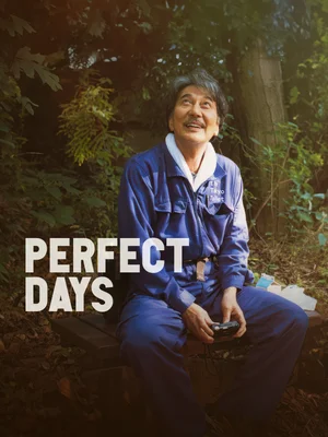 Personne en combinaison bleue tenant un appareil photo sur un banc, avec une mention relative au projet The Tokyo Toilet.