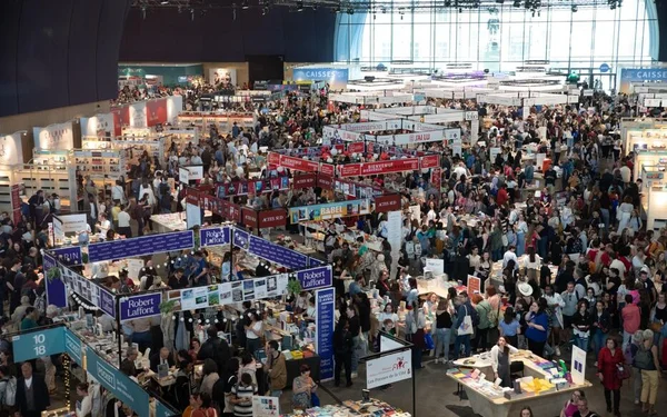 Affluence importante aux stands des éditeurs, dont Robert Laffont, lors du Festival du Livre 2026.