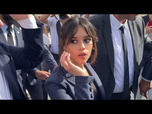 Jenna Ortega lors du défilé Dior Printemps-Été 2024 à Paris.
