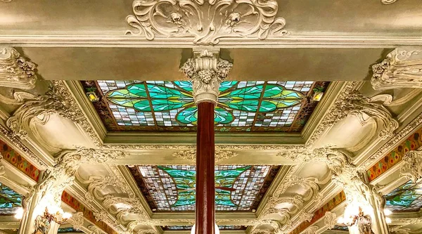 Le plafond sculpté et les vitraux du Bouillon Julien.