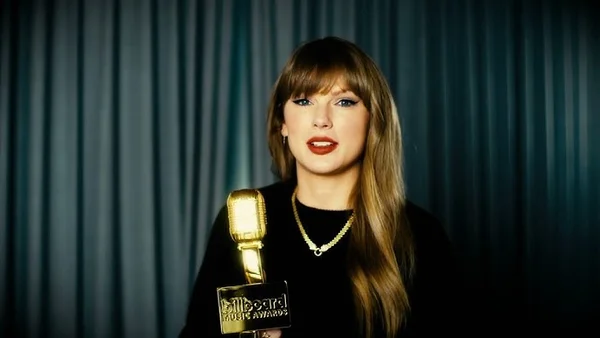 Taylor Swift avec son trophée lors des Billboard Music Awards 2024.