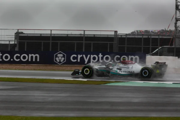 La Mercedes-AMG F1 W13 E Performance de Lewis Hamilton évoluant sous la pluie lors du Grand Prix de Grande-Bretagne 2022.