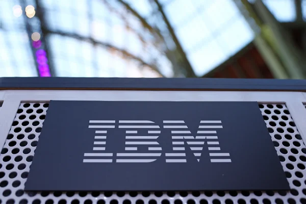 Gros plan du logo IBM sur un panneau sombre.
