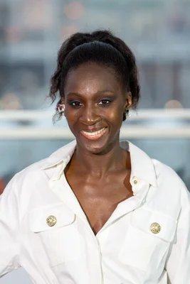 Eye Haïdara vêtue d'une robe blanche lors d'un événement à Cannes.