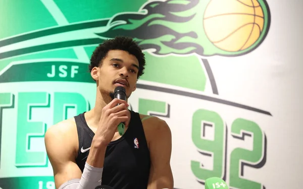 Victor Wembanyama s'exprimant devant les couleurs de son club formateur, Nanterre.