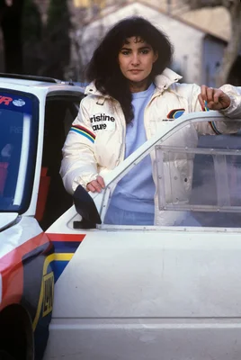 Doriane Pin posant devant une voiture de rallye.