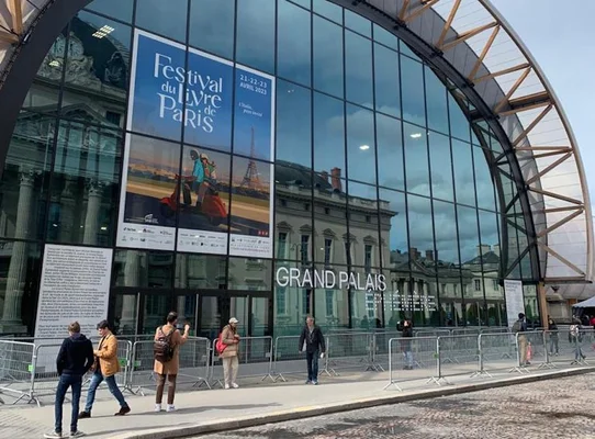 Le Grand Palais accueillant le Festival du Livre de Paris avec sa bannière officielle en façade.