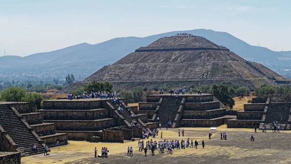 La Pyramide du Soleil et l'Avenida de los Muertos à Teotihuacán, fréquentées par des touristes.