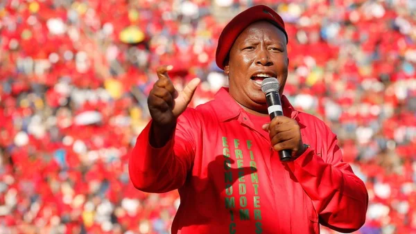 Julius Malema s'adressant à ses partisans lors d'un rassemblement politique.