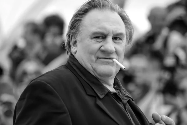 Cliché en noir et blanc de Gérard Depardieu avec une cigarette, photographié par Serge Arnal.