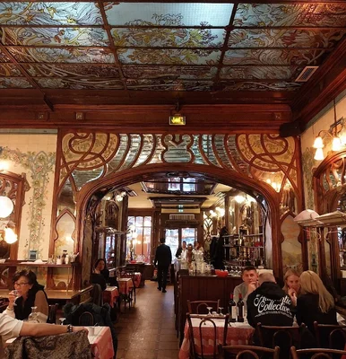 Le décor Art Nouveau et l'effervescence du Bouillon Chartier Montparnasse.