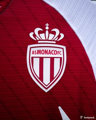 Détail du logo de l'AS Monaco FC apposé sur un maillot du club.