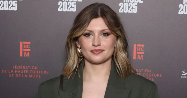 Portrait de Marine (Star Academy) devant un arrière-plan gris et rouge.