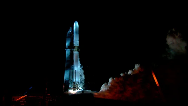 La fusée New Glenn sur son pas de tir, prête pour le lancement.