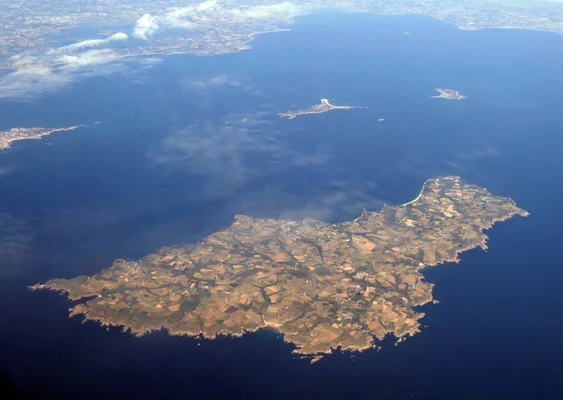 Vue aérienne de Belle-Île en Bretagne, révélant son relief rural et son littoral.