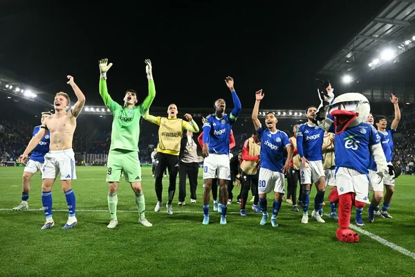 Le groupe du RC Strasbourg célébrant sa première demi-finale européenne.