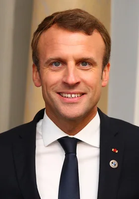 Portrait d'Emmanuel Macron en tenue formelle.
