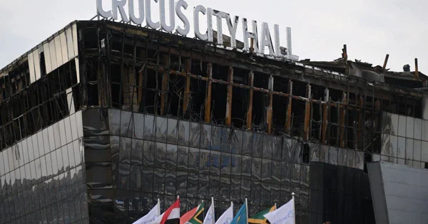 La façade endommagée du Crocus City Hall après l'attaque terroriste qui a fait 150 morts en mars 2024