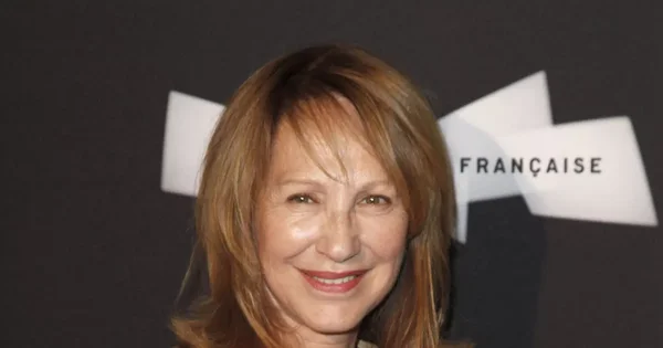 Nathalie Baye posant pour une photographie.