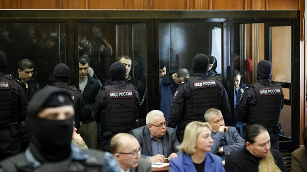 Vue de la salle d'audience lors du procès lié à l'attentat du Crocus City Hall, avec les forces de l'ordre russes derrière la vitre