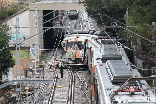 Un wagon renversé sur la voie avec des pompiers et la Guardia Civil lors des secours.