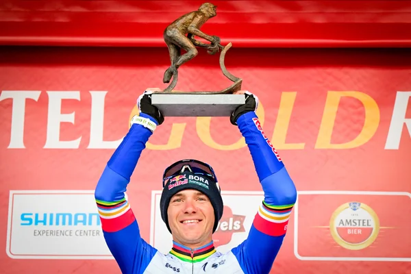 Remco Evenepoel et Mattias Skjelmose en plein duel lors de l'Amstel Gold Race.