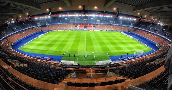 Vue panoramique du stade Parc des Princes à Paris, lieu emblématique du football français.