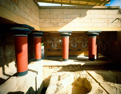 Le Grand Escalier du Palais de Knossos, présentant ses colonnes rouges caractéristiques.